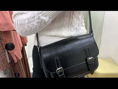❤️ Masturbación pública de la joven zorra FeralBerry con un consolador en el probador Video de sexo en es.xlxxporno.ru ❌️