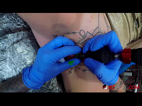❤️ Extremadamente tatuado hottie Sully Savage consiguió un tatuaje en su clítoris Video de sexo en es.xlxxporno.ru ❌️